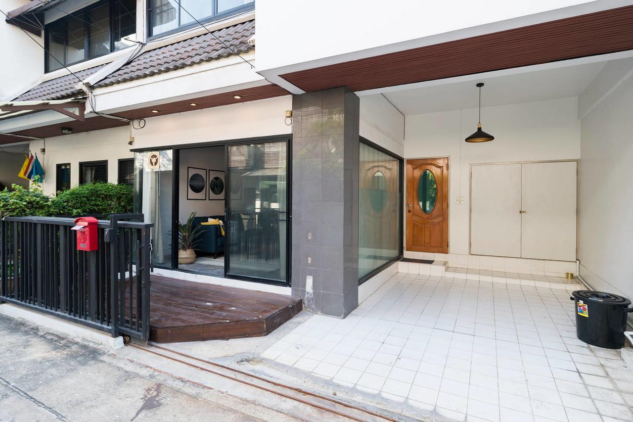 Adelis 55 Villa Bangkok Exterior photo
